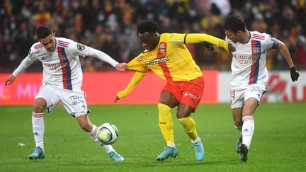 Romain Faivre, Arnaud Kalimuendo et Leo Dubois à la lutte lors du match Lens-Lyon, samedi 19 février. (FRANCOIS LO PRESTI / AFP)