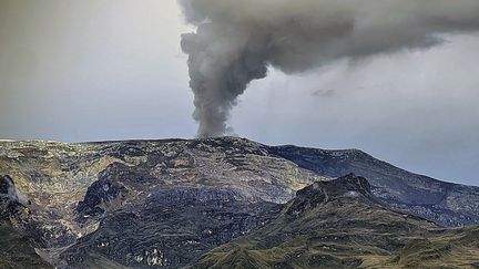 Le volcan Nevado del Ruiz, dans la région de Tolima (Colombie), le 10 avril 2023. (- / COLOMBIAN AIR FORCE)