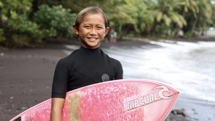 Liam, sur la plage de Teahupo’o, le 10 juillet 2024. Plus tard, il aimerait être surfeur professionnel mais souhaiterait également travailler en tant que biologiste marin. (LORRAINE GREGORI / FRANCEINFO: SPORT)