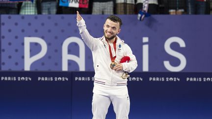 Charles Noakes, médaillé d'or au parabadminton, catégorie SH6, aux Jeux paralympiques 2024, le 2 septembre 2024. (CAI YANG / XINHUA VIA MAXPPP)