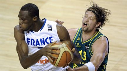 Alain Koffi s'arrache pour la conquête du ballon (PHILIPPE DESMAZES / AFP)