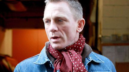 Petit foulard en soie, blouson en denim, James Bond alias Daniel Craig, c'&eacute;tait mieux avanr. (WENN / SIPA)