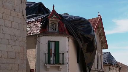 Mercredi 22 juin, deux jours après les orages qui ont balayé le sud-ouest de la France, les habitants s'organisent pour bâcher leurs toits en Dordogne et en Gironde. (CAPTURE ECRAN FRANCE 3)