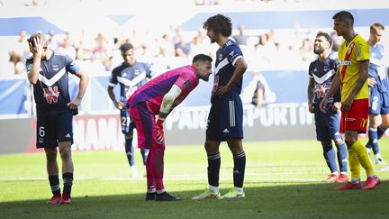 Benoît Costil et ses coéquipiers bordelais lors de la défaite des Girondins face à Lens, le 12 septembre 2021, lors de la cinquième journée de Ligue 1, à Bordeaux. (SEVERINE COURBE / MAXPPP)