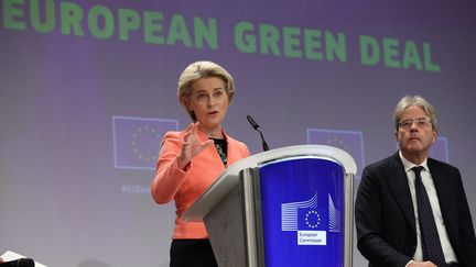 La présidente de la Commission européenne, Ursula von der Leyen, présente le paquet de mesures du Pacte vert, le 14 juillet 2021, à Bruxelles (Belgique). (DURSUN AYDEMIR / ANADOLU AGENCY / AFP)