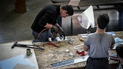 25.000 apprentis ont dû cesser leur activité entre mars et juin à cause de la crise du coronavirus (STEPHANE DE SAKUTIN / AFP)