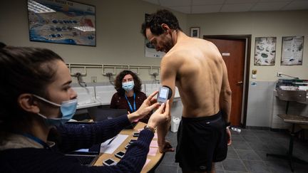 Des examens médicaux pendant l'ultra-trail scientifique organisé à Clécy en Normandie les 11 et 12 novembre 2021. (Alexis Berg)