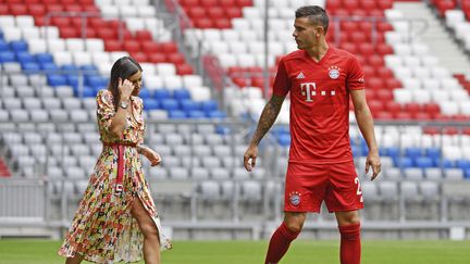 Le Français Lucas Hernandez avec sa femme Amelia Ossa Llorente, le 8 juillet 2019, à l'Allianz Arena, à Munich (Allemagne).&nbsp; (FRANK HOERMANN / SVEN SIMON / AFP)