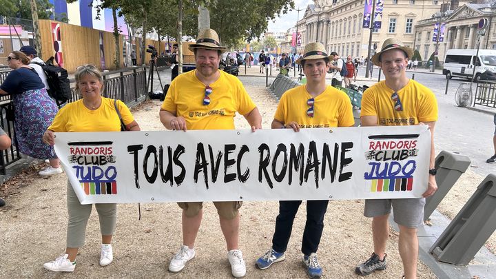 Le Randoris Club Judo de Villeneuve-le-Roi est venu en nombre pour supporter la judokate Romane Dicko, qui y est licenciée, vendredi 2 août, à Paris. (Emmanuel Rupied)