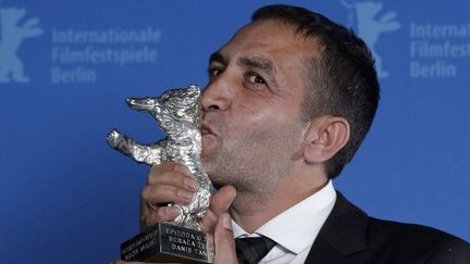 Nazif Mujic et son Ours d'argent au Festival de Berlin en 2013
 (THOMAS PETER / POOL / AFP)