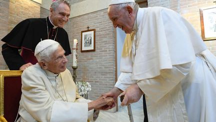 Le pape François (à droite) et son prédécesseur, Benoît XVI, le 27 août 2022 au Vatican. (VATICAN MEDIA / AFP)