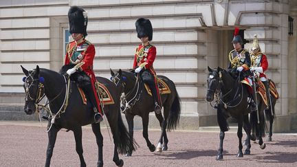 (De gauche à droite) Le prince Charles, le prince William et la princesse Anne, défilent lors de la parade "Trooping the Colour" à Londres, le 2 juin 2022. (JONATHAN BRADY / AP / SIPA)