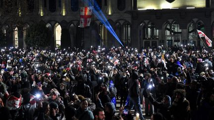 Des manifestants contre le parti au pouvoir "Rêve géorgien", à Tbilissi, le 5 décembre 2024. (KAREN MINASYAN / AFP)