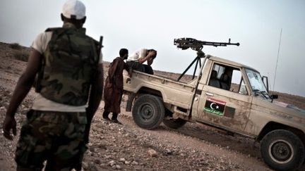 Un rebelle libyen patrouille dans la zone de Gualish (ouest), le 20 juillet 2011. (AFP - Colin Summers)