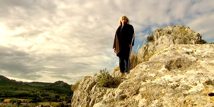 Charlotte de Turckheim devant la beauté du paysage provençal 
