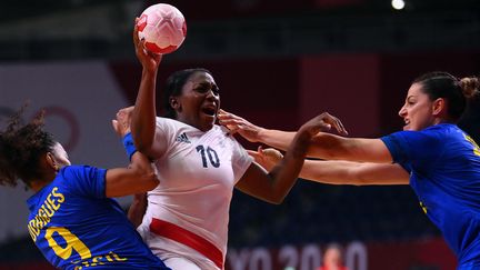 Grace Zaadi passe en force entre deux Brésiliennes lors du dernier match du groupe B à Tokyo, le 2 août.&nbsp; (FRANCK FIFE / AFP)