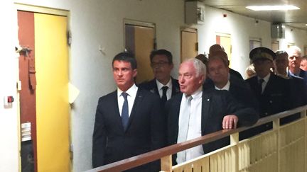 &nbsp; (Manuel Valls visite la maison d'arrêt de Nîmes, établissement pénitentiaire dont le taux d'occupation est parmi les plus élevés de France métropolitaine © Radio France / Fiona Moggadham)