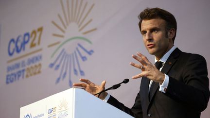 Emmanuel Macron lors d'une conférence de presse en marge de la COP27, à Charm el-Cheikh, en Egypte, lundi 7 novembre.&nbsp; (LUDOVIC MARIN / AFP)