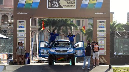 Les véhicules du Dakar lors du départ (NORBERTO DUARTE / AFP)