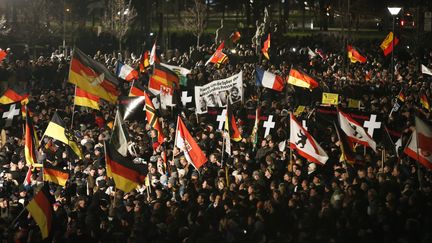 Des manifestants du mouvement des "Patriotes europ&eacute;ens contre l'islamisation de l'Occident" d&eacute;filent &agrave; Dresde, le 12 janvier 2015. (FABRIZIO BENSCH / REUTERS)