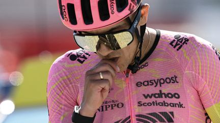 Richard Carapaz après sa victoire lors de la 17e étape du Tour de France 2024, le 17 juillet à SuperDévoluy (Hautes-Alpes). (MARCO BERTORELLO / AFP)