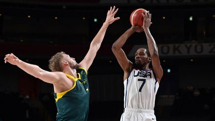 Kevin Durant en action lors de la demi-finale du tournoi olympique de basket, à Tokyo le 5 juillet 2021. (ARIS MESSINIS / AFP)