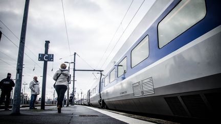 Un train en gare de Douai (Nord), le 12 décembre 2015. (CITIZENSIDE/JOACHIM SAOULI / AFP)