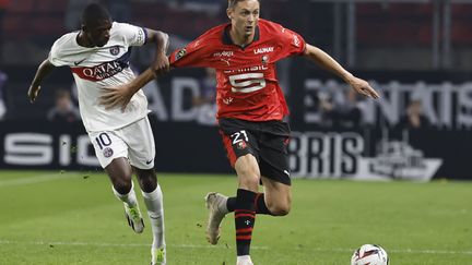 The duel between Nemanja Matic (Rennes) and Ousmane Dembélé (PSG) in Ligue 1, October 8, 2023 (JEREMIAS GONZALEZ / AP)