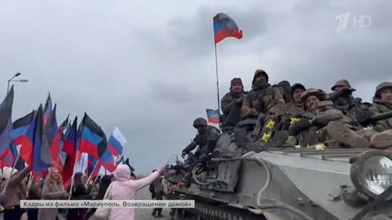 Un reportage de la chaîne de télévision russe Rossiya 1 met en scène la "prise" de Bakhmout par l'armée russe. (CAPTURE D'ECRAN - Rossiya 1)