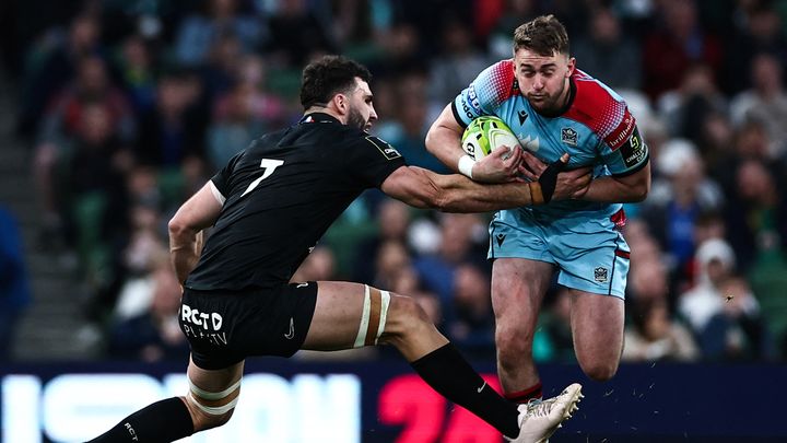 Ollie Smith face à Charles Ollivon, lors de la finale de la Challenge Cup entre Glasgow et Toulon, le 19 mai 2023 à Dublin. (ANNE-CHRISTINE POUJOULAT / AFP)