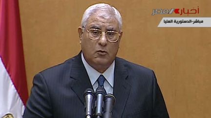 Capture d'&eacute;cran de la prestation de serment t&eacute;l&eacute;vis&eacute;e d'Adly Mansour, nouveau pr&eacute;sident &eacute;gyptien par int&eacute;rim, le 4 juillet 2013 au Caire.&nbsp; (AP / SIPA )