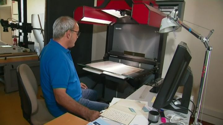 Gilles Prieul, un des photographes de la BnF de Sablé-sur-Sarthe chargé de numériser la correspondance de Camille Saint-Saëns. (C. Mordrelle / France Télévisions)