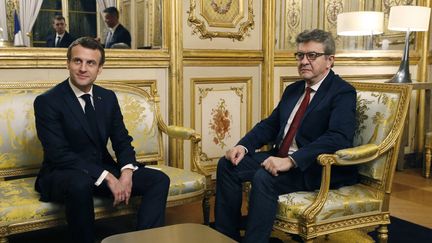 Le président Emmanuel Macron et Jean-Luc Mélenchon,&nbsp;leader de&nbsp;La France insoumise, au palais de l'Élysée à Paris, le 6 février 2019. Photo d'illustration. (MICHEL EULER / POOL)