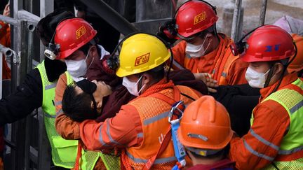 Un mineur est extrait de la mine d'or de la ville de Qixia (Chine), le 24 janvier 2021. (CHEN HAO / XINHUA / AFP)