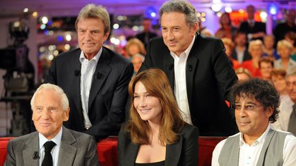 Jean d'Ormesson sur le plateau de "Vivement dimanche", le 22 octobre 2008. (LIONEL BONAVENTURE / AFP)