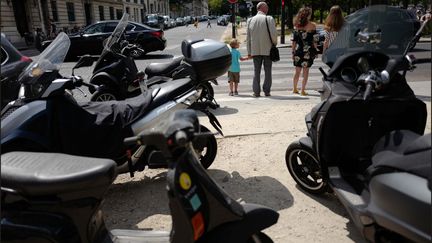 Stationnement de deux roues dans Paris (illustration). (LUC NOBOUT / MAXPPP)