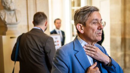 Le député centriste Charles de Courson dans les couloirs de l'Assemblée nationale, le 3 août 2022. (XOSE BOUZAS / HANS LUCAS / AFP)