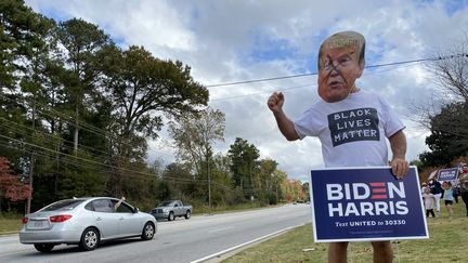 Des militants démocrates font la fête le long d'Atlanta Road, à Smyrna (Géorgie, Etats-Unis), le 8 novembre 2020. (RAPHAEL GODET / FRANCEINFO)