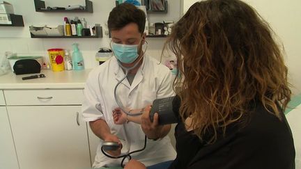 Un jeune médecin tout juste diplômé se déplace en camping-car dans toute la France pour remplacer des médecins généralistes partis en congés. (CAPTURE D'ÉCRAN FRANCE 3)