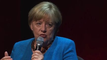 L’ex-chancelière Angela Merkel a fermement condamné la guerre en Ukraine&nbsp;pour sa première intervention publique depuis la fin de son mandat. (FRANCEINFO)