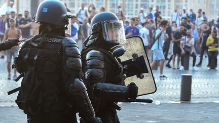 Des incidents ont éclaté à Marseille et ont opposé des casseurs aux forces de l'ordre, dimanche 15 juillet (BORIS HORVAT / AFP)