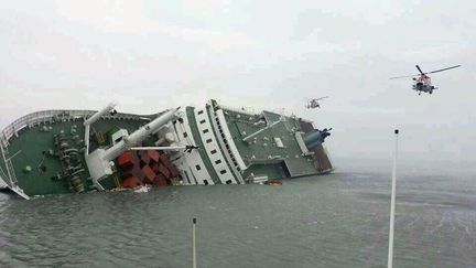 Le ferry "Sewol", le 16 avril 2014, au large de la Cor&eacute;e du Sud. (SOUTH KOREA COAST GUARD / AFP)