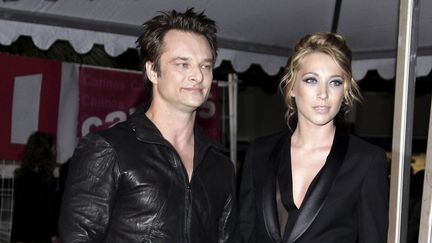 David Hallyday et Laura Smet, le 23 janvier 2010, à Cannes (Alpes-Maritimes).&nbsp; (BRUNO BEBERT / EPA)