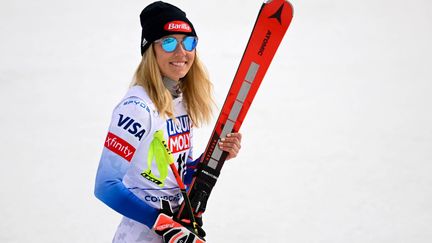 La superstar américaine Mikaela Shiffrin&nbsp;après sa deuxième place sur le super-G de Courchevel-Méribel qui lui offre son quatrième gros globe de cristal, le 17 mars 2022. (NICOLAS TUCAT / AFP)