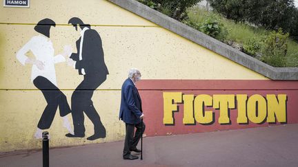 Un homme âgé marche à Cannes (Alpes-Maritimes) pendant le confinement, le 30 avril 2020. (ARI? BOTBOL / HANS LUCAS / AFP)