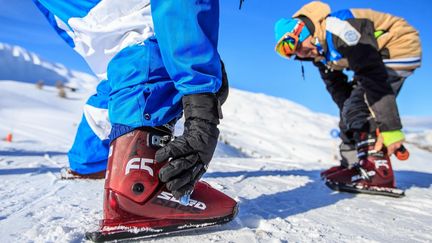 Le Sleg Dogs Snowskate, patins à neige freestyle inspirés par les skaters de l'extrême du Redbull Crashed Ice, ont été créés en Norvège pour apporter de nouvelles sensations aux amateurs de glisse. (OFFICE DU TOURISME DE VARS)