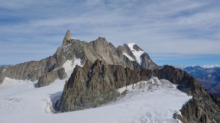 La Dent du Géant, dans le massif du Mont-Blanc. (LIONEL CARIOU / RADIO FRANCE)