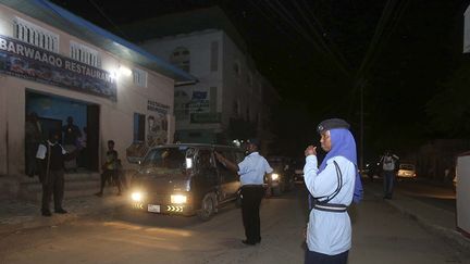 La police passe au peigne fin les véhicules, preuve que la loi et l’ordre sont revenus dans la ville. ( REUTERS/Feisal Omar )