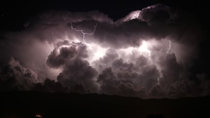 Un orage nocturne, dans la vallée de Taravo, en Corse-du-Sud, le 15 août 2018. (PASCAL POCHARD-CASABIANCA / AFP)