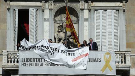 "Liberté pour les prisonniers politiques et les exilés" sur la&nbsp;Generalitat&nbsp;de Barcelone le 21 mars 2019.. (PAU BARRENA / AFP)